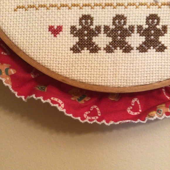 Artisan Beary Christmas Crosstitch wall hanging 10.5 diameter